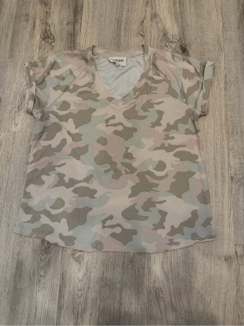 Olive + Oak Pastel Camo V-Neck Short Sleeve Top Small